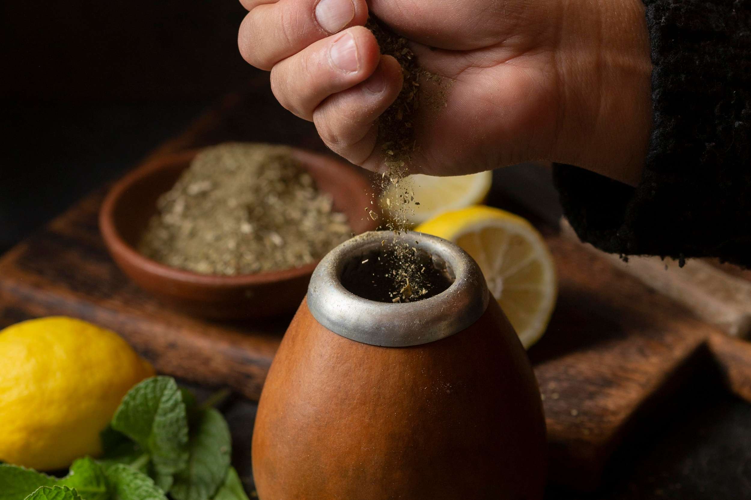 Erbe adatte al massaggio Pinda Sveda con erbe calde.