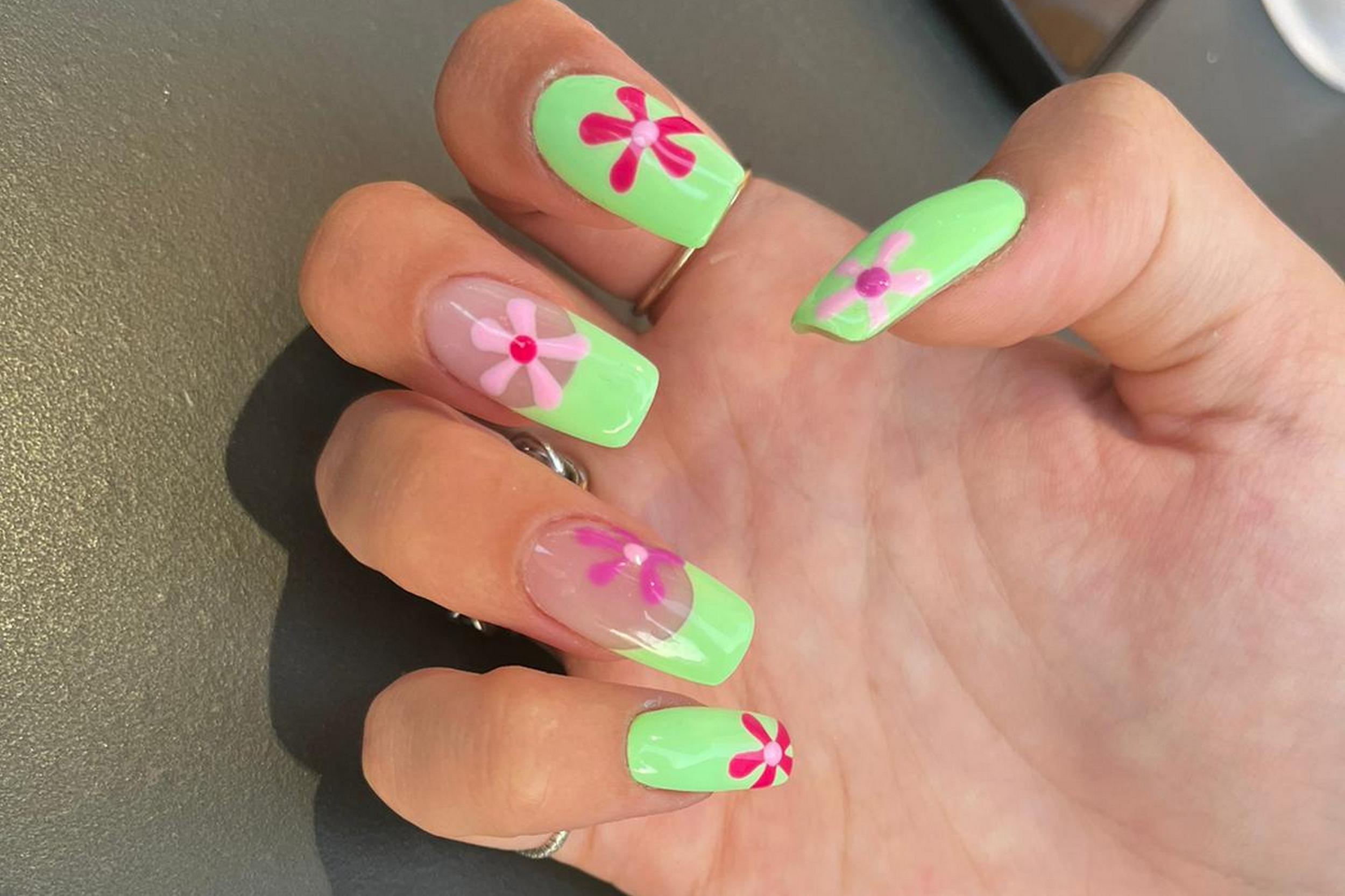 Colata gel per la ricostruzione delle unghie.