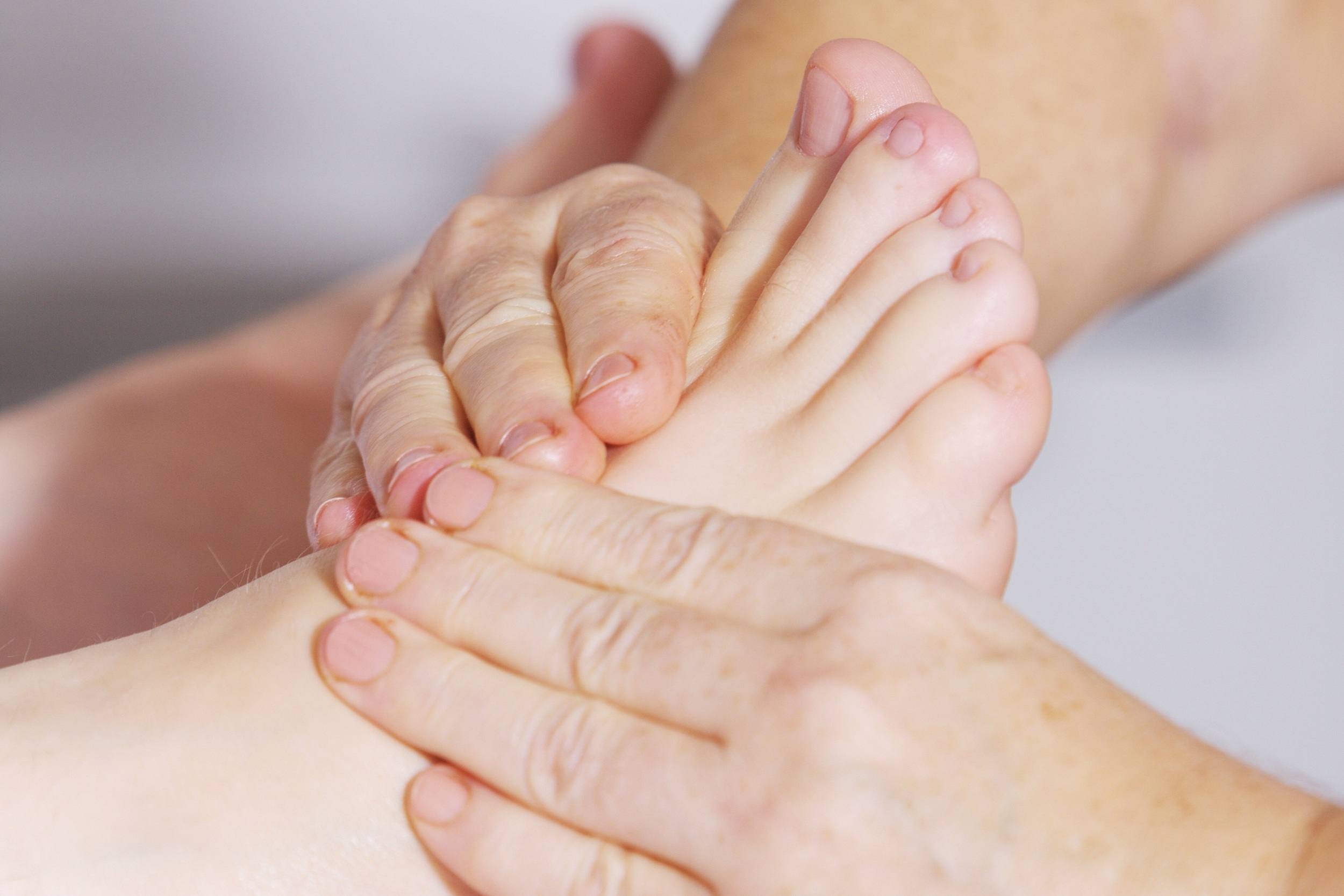 Trattamento di reflessologia plantare.