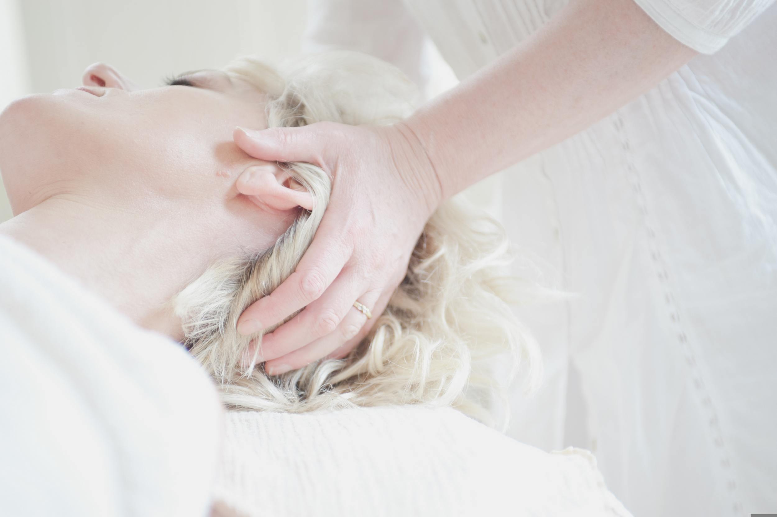 Una seduta del massaggio alla testa Shiroabyangam.