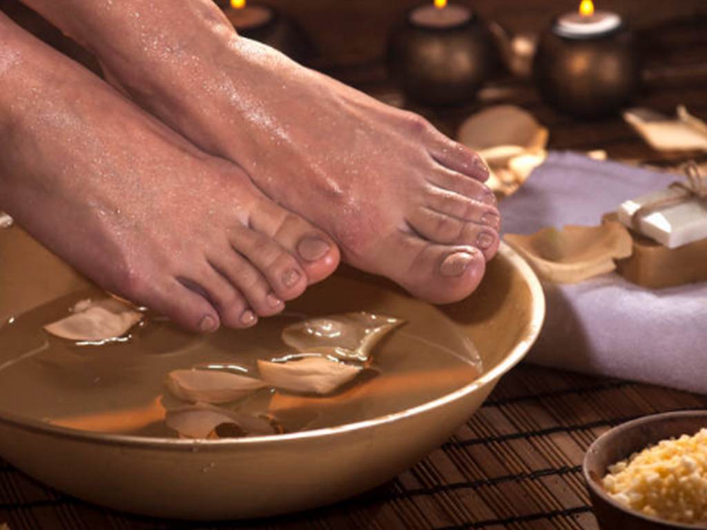 Massaggio Pada ayurvedico ai piedi.